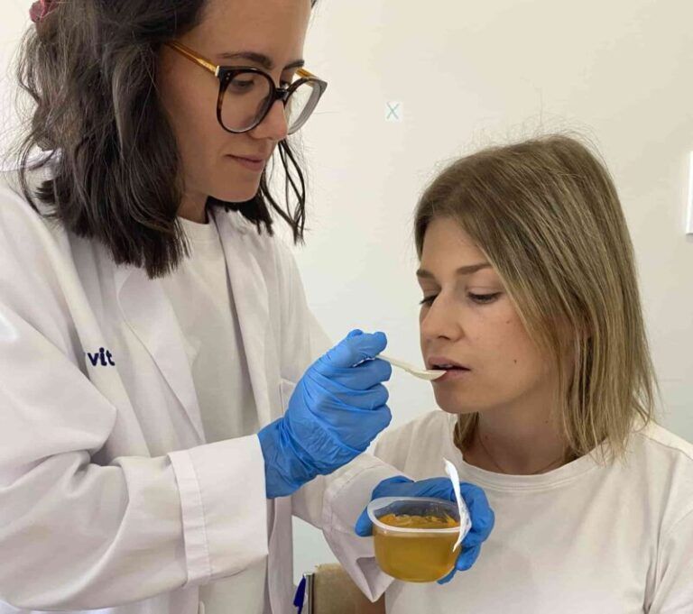 Expertos de Vithas Vigo advierten de que la deshidratación afecta a la memoria, la atención y la coordinación, especialmente en personas con daño cerebral