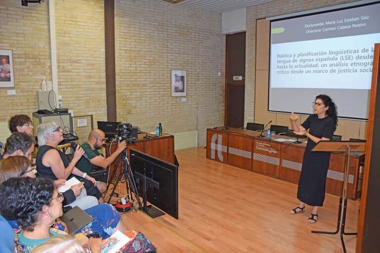 Histórica defensa en lengua de signos: María Luz Esteban presenta la primera tesis doctoral en LSE en la Universidade de Vigo