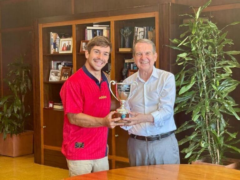 Abel Caballero recibe a Martín de la Puente tras su victoria en Wimbledon