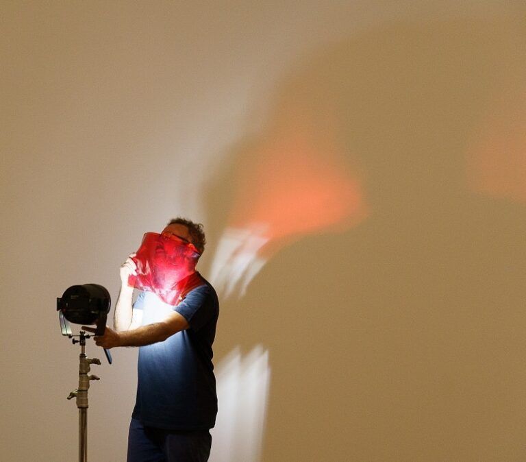 La Bienal de Pontevedra lleva a Vigo la performance “SSSSS” de Marc Vives