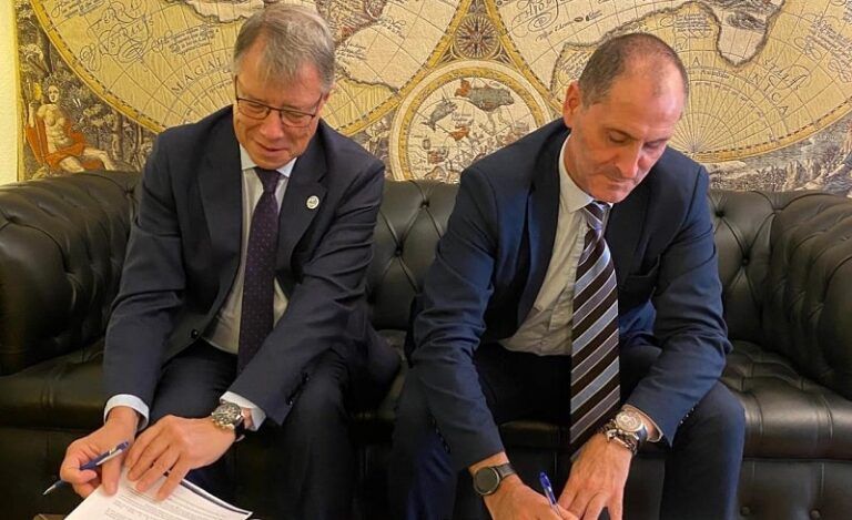 Navalia firma un acuerdo con Mercy Ships, la ONG de los barcos hospital