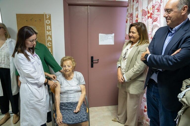 Galicia inicia en Vigo la campaña de vacunación contra la gripe y la covid en residencias de mayores y centros de discapacidad