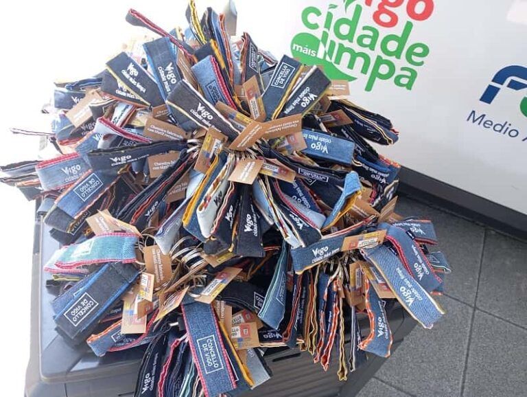 Vigo repartirá más de 2.000 llaveros hechos con ropa reciclada para fomentar la economía circular
