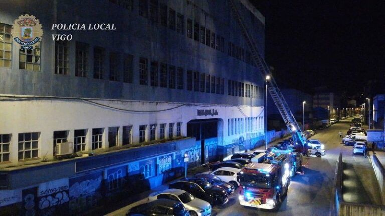 Rescatados dos hombres atrapados por el humo en un incendio en la antigua nave de Pescanova en Vigo