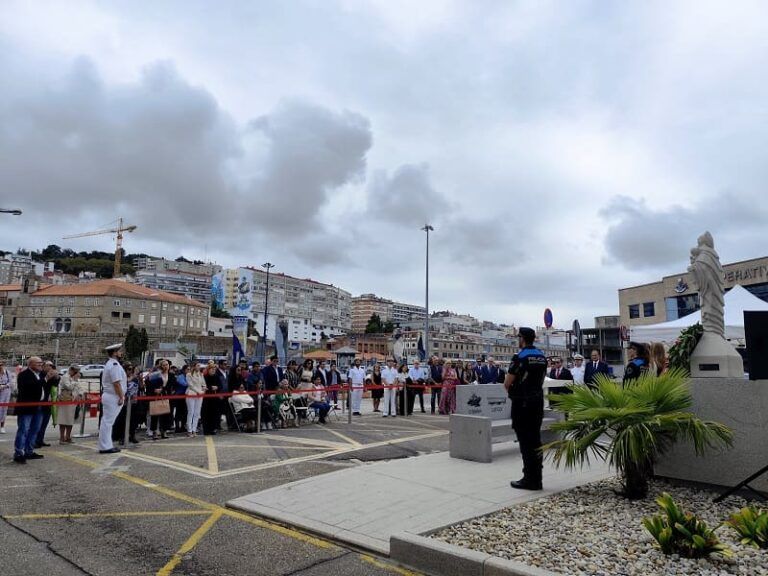 El Puerto de Vigo homenajea a los pescadores peruanos y españoles fallecidos en la mar