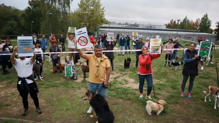 Vecinos de Barreiro exigen paralizar el parque canino y acusan al Concello de proyectar “jaulas y letrinas”