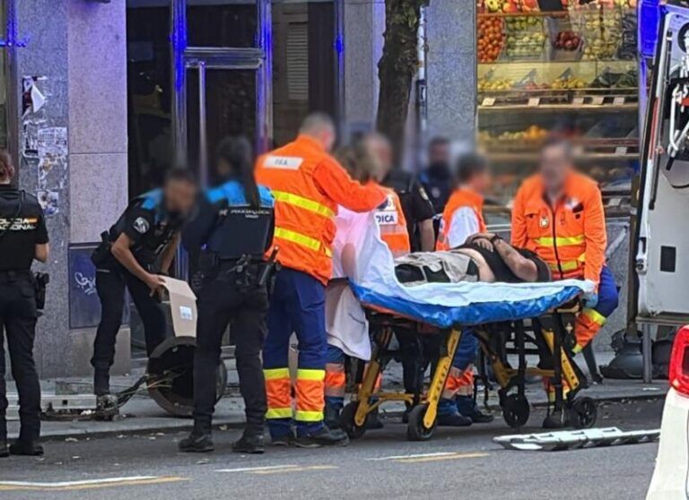 Un hombre resulta herido tras la caída de una farola en una parada de autobús en Vigo