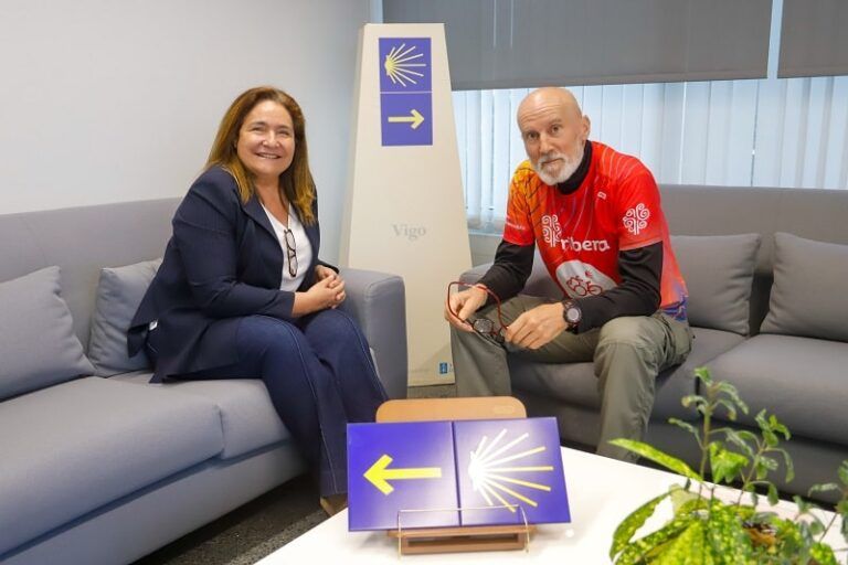 Ana Ortiz recibe al fundador de la asociación Discamino y ofrece la colaboración de la Xunta