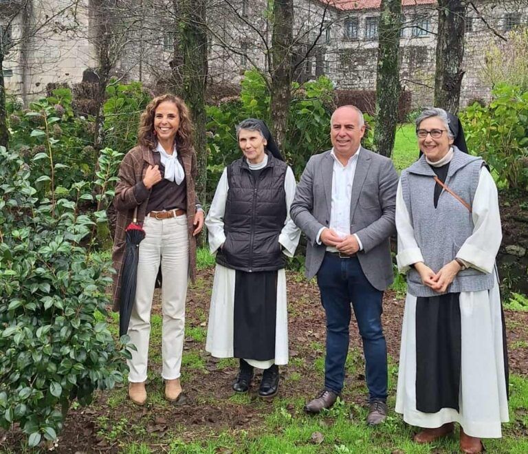 La Deputación de Pontevedra y el Mosteiro de Armenteira impulsan una línea de cosmética con aceite de camelias