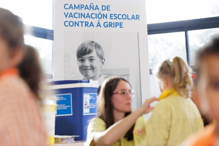 Galicia tiene en marcha su campaña más amplia de vacunación frente a la gripe y el covid con un programa pionero en los colegios