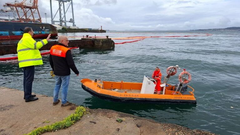 Botana agradece el esfuerzo del operativo para contener el vertido de aceite de palma en el Puerto de Vigo