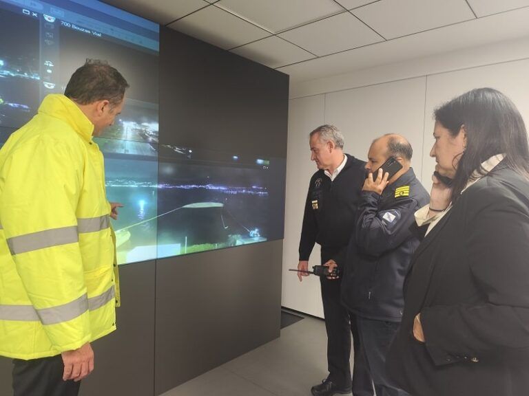 Controlado un vertido de aceite en la Ría de Vigo tras la rotura de un silo en el puerto de Guixar