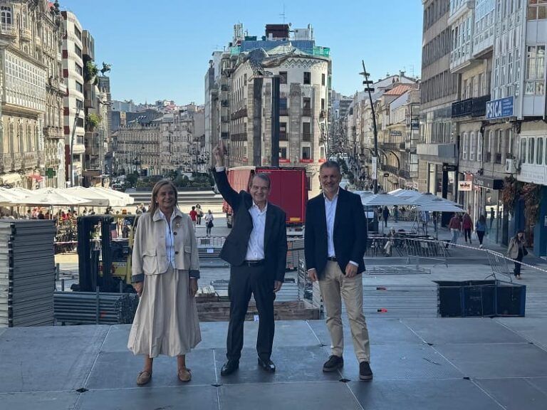 El Concello inicia el montaje del gran árbol de Navidad de la Porta do Sol, que contará con 100.000 luces LED