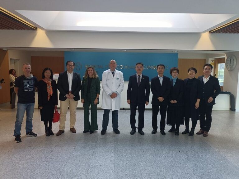 Una delegación universitaria china visita el Álvaro Cunqueiro y el IIS Galicia Sur