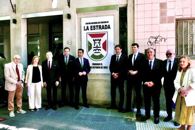Luis López estrecha lazos con la comunidad pontevedresa en Buenos Aires en el inicio de su viaje institucional