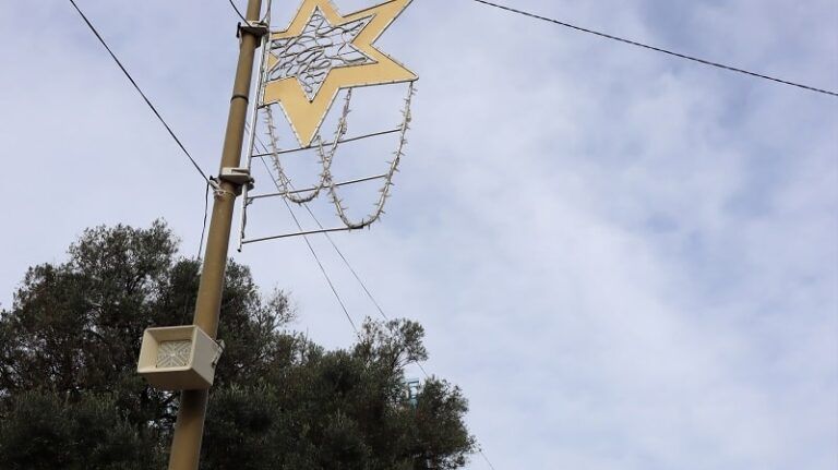 El BNG exige retirar los cables de las luces de Navidad colocados sobre la Oliveira de Vigo