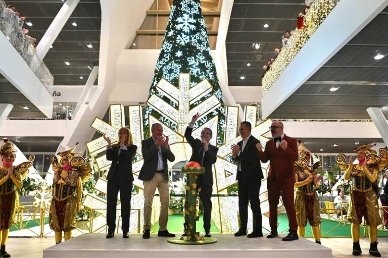 Vialia Vigo inaugura su “Bosque Mágico” y enciende oficialmente la Navidad 2025