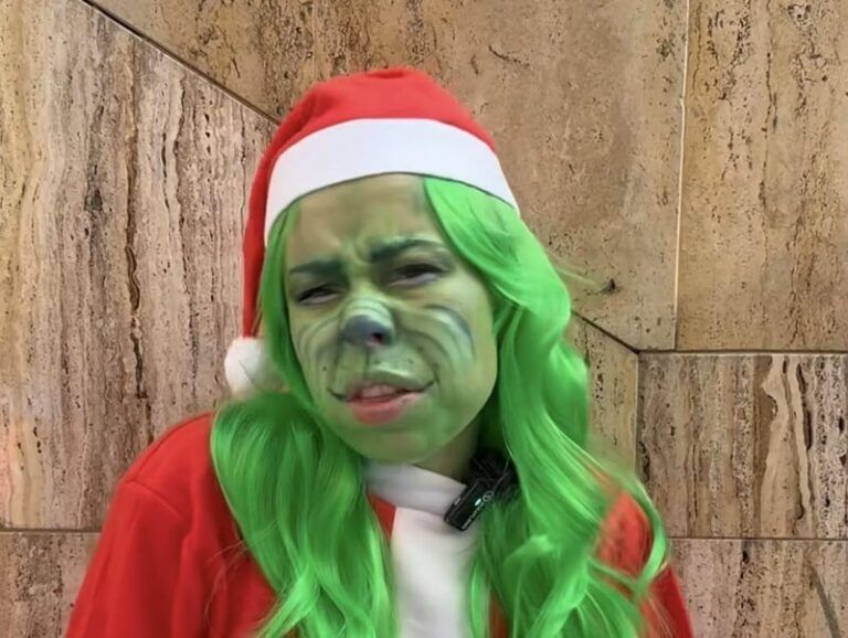 El Grinch invade Camelias con un calendario de Adviento interactivo repleto de premios