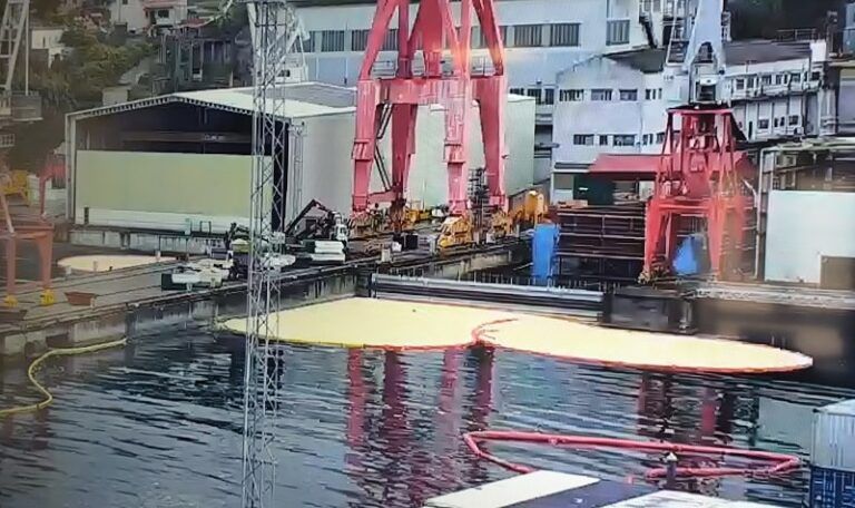 Barreras y limpieza intensiva para contener el vertido de aceite en el puerto de Vigo