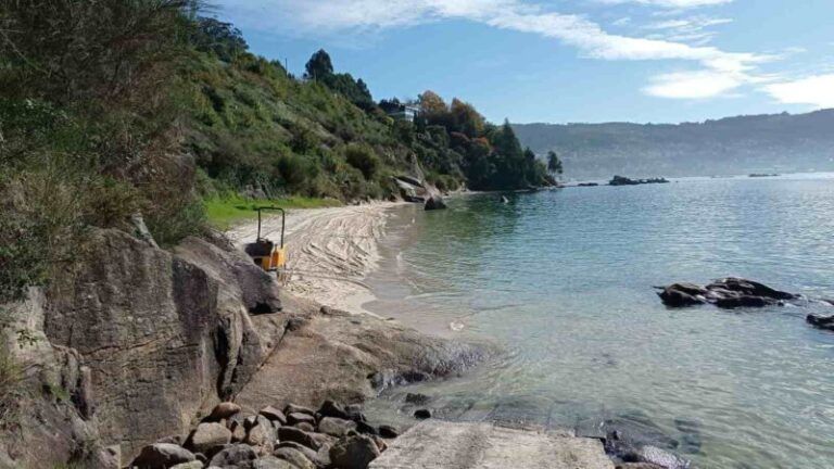 Recogido ya el 90% del vertido de aceite en el puerto de Vigo