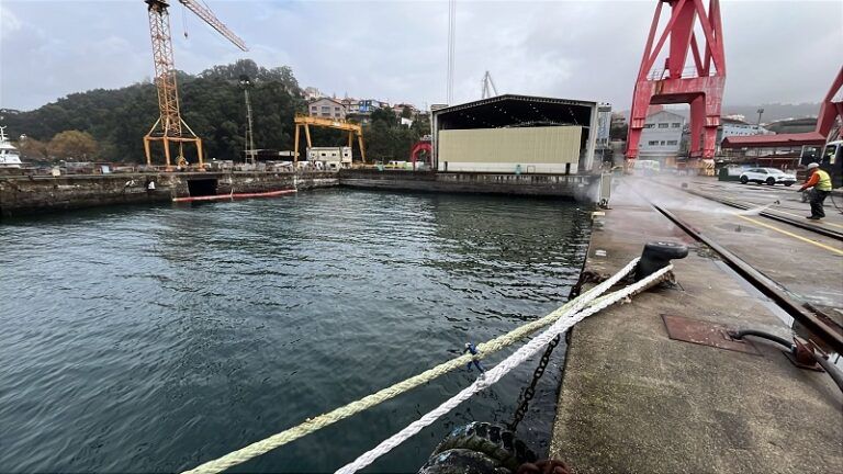 Finaliza la limpieza del vertido de aceite de palma en el puerto de Vigo