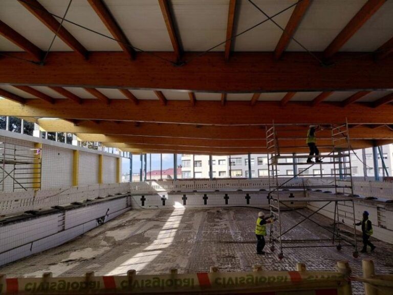La Diputación transfiere otros 407.200 euros para la reconstrucción de la piscina de Teis y eleva a 4,8 millones el dinero abonado