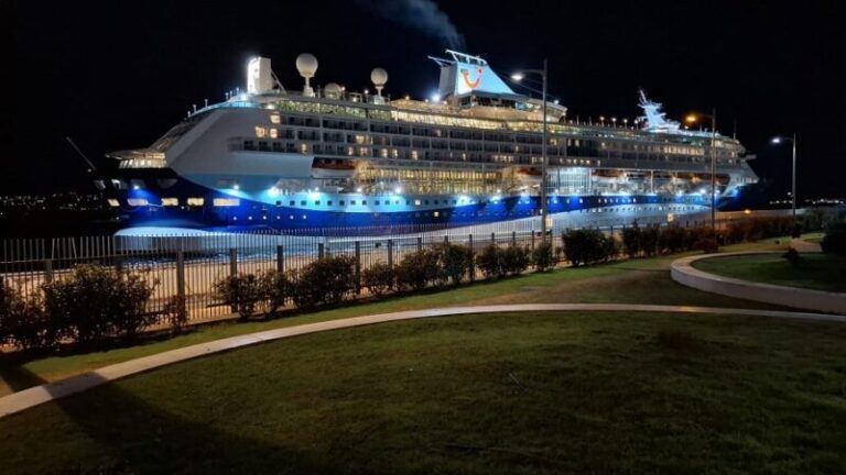 El Puerto de Vigo recibe al “Marella Discovery” para un embarque histórico
