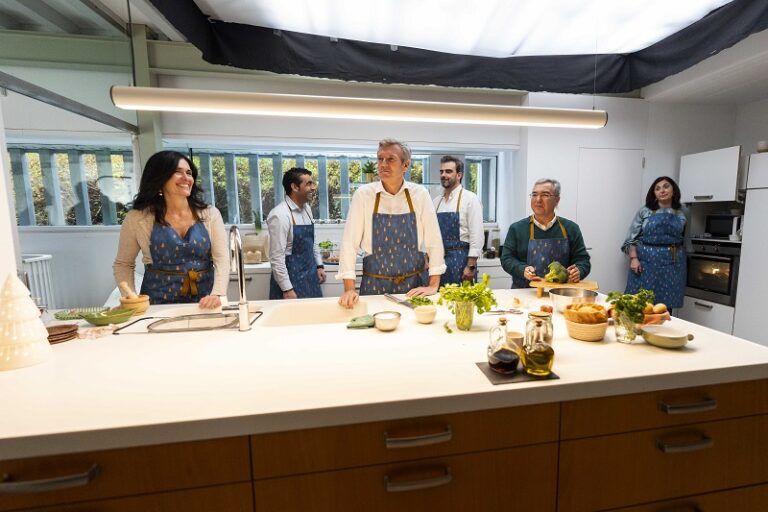 Rueda se pone el delantal en el vídeo de Navidad del PP gallego: política, ironía y mensaje de unidad