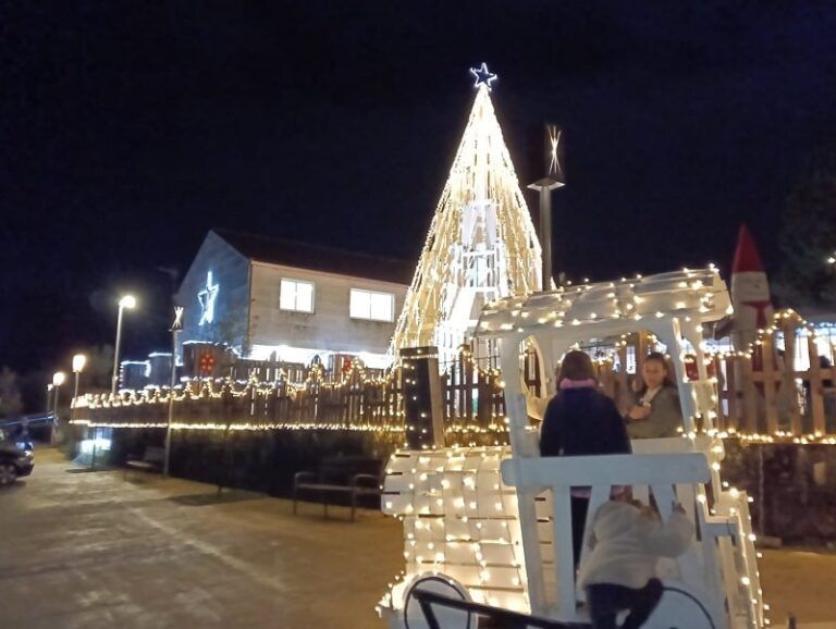 Vilaboa enciende la Navidad con un despliegue creativo que transforma sus parroquias en un gran escenario festivo
