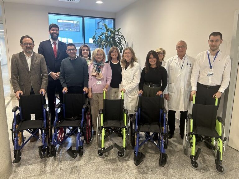 El Área Sanitaria de Vigo y la AECC renuevan su acuerdo y suman nuevas sillas de ruedas pediátricas