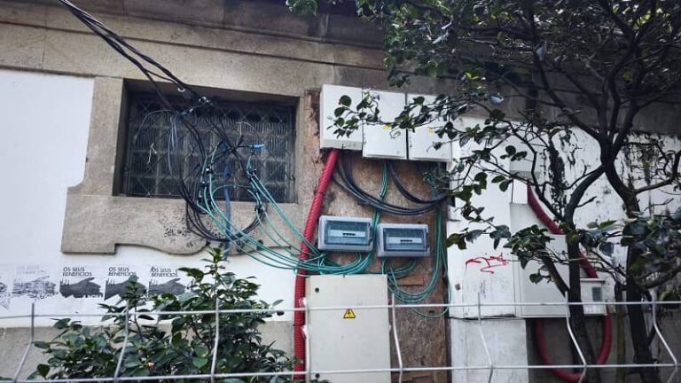 La Asociación de Vecinos Vigo Centro denuncia riesgo “extremo” en las conexiones eléctricas de la noria y atracciones de Arenal