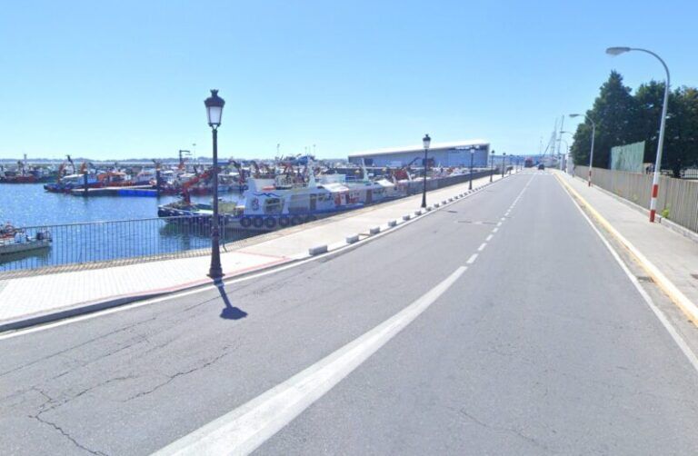 Fallece un conductor tras caer su vehículo al agua en el puerto de Vilanova de Arousa