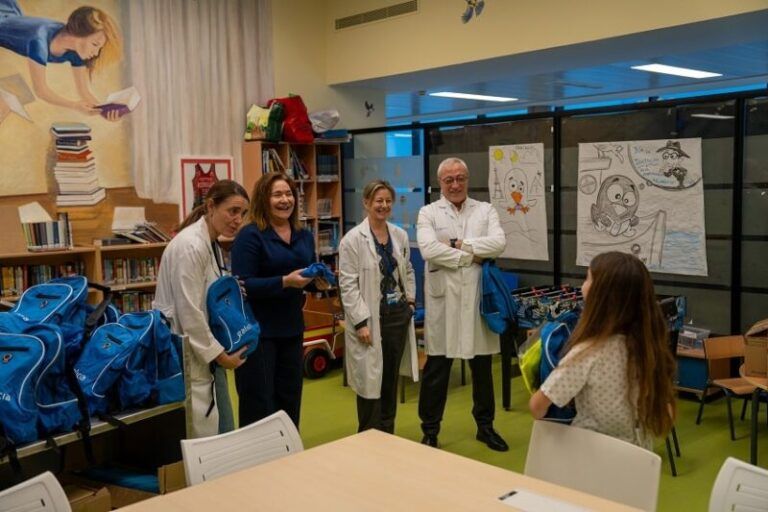 La delegada de la Xunta en Vigo entrega regalos de Navidad a los menores ingresados en el Hospital Álvaro Cunqueiro