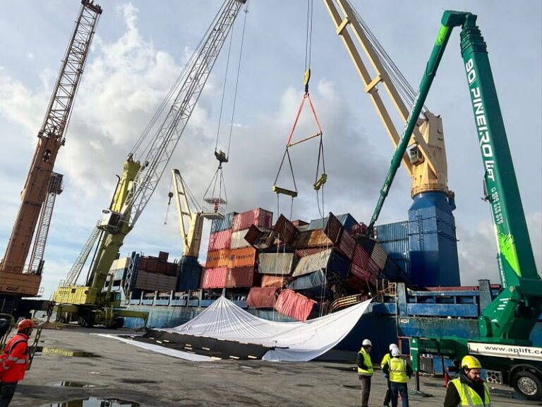 El Puerto de Vigo activa una compleja operación para estabilizar la carga del buque María Francisca