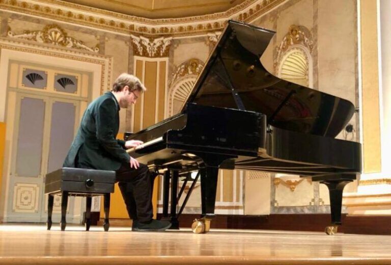 Vigo se rinde al pianista de la mano izquierda en un concierto único por San Valentín