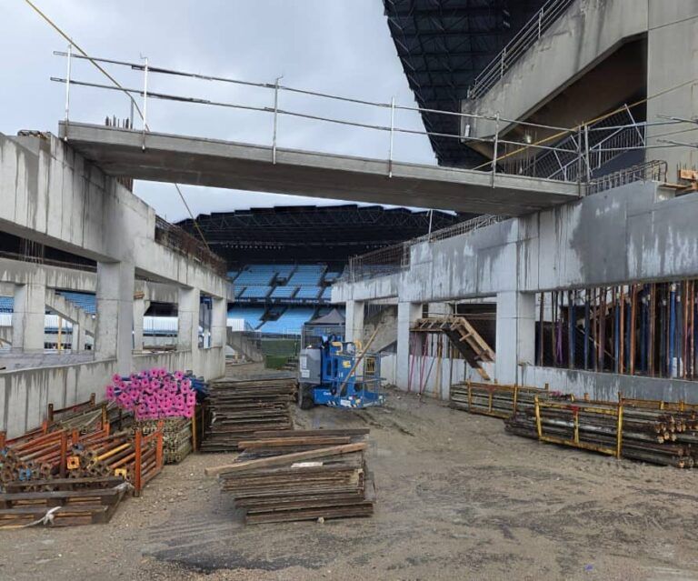 El Gobierno municipal inicia la instalación del forjado de la primera planta de la Bancada de Gol de Balaídos