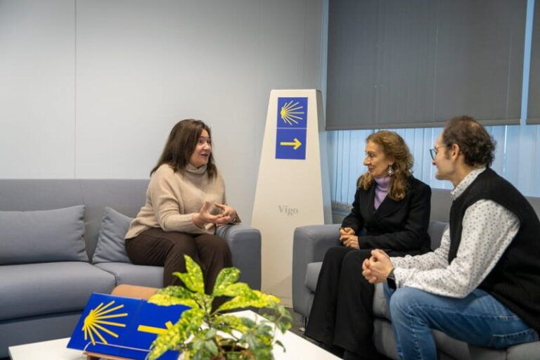 Ana Ortiz recibe a la nueva presidenta del Instituto de Estudios Vigueses, Mercedes Bangueses