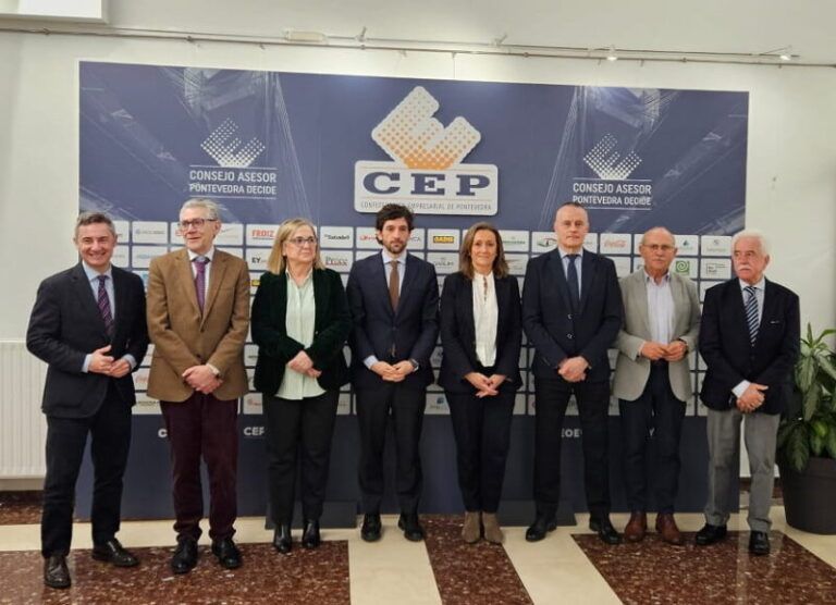 El eurodiputado Adrián Vázquez informa en Vigo sobre la simplificación regulatoria a empresas en la UE y la negociación para retrasar la electrificación