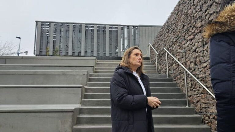Luisa Sánchez supervisa as obras que permitiron crear un novo punto de encontro cidadán e reconstruír un muro de contención no Parque Nelson Mandela de Navia