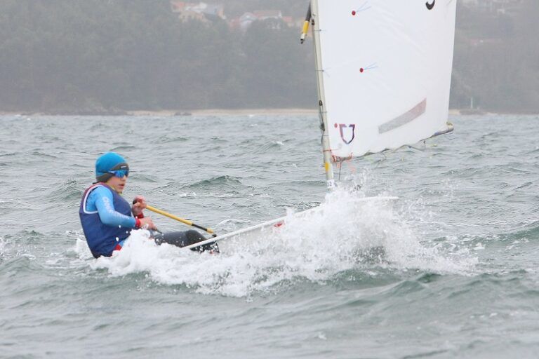 La ría de Vigo corona a sus nuevos campeones gallegos de Optimist tras nueve intensas regatas