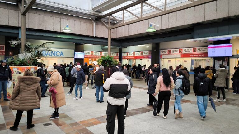 Colas interminables y esperas de horas en el Padrón de Vigo