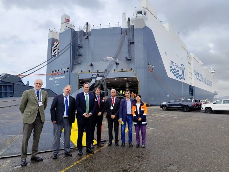 El Puerto de Vigo recibe al “Höegh Moonlight”, uno de los mayores buques ecológicos del mundo