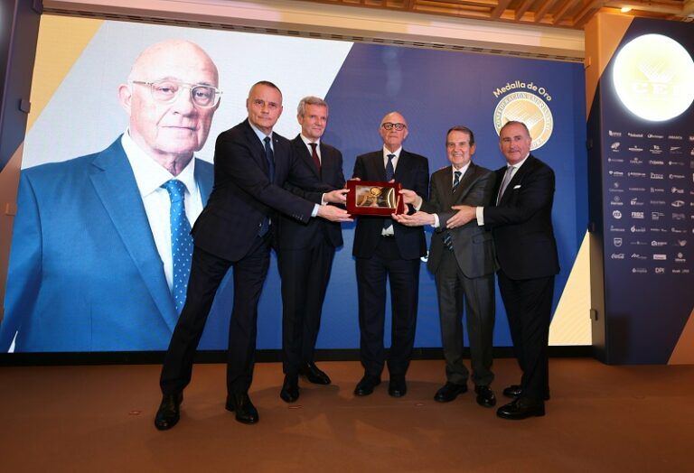La CEP distingue a Josep Oliu con su Medalla de Oro en un acto multitudinario en Vigo