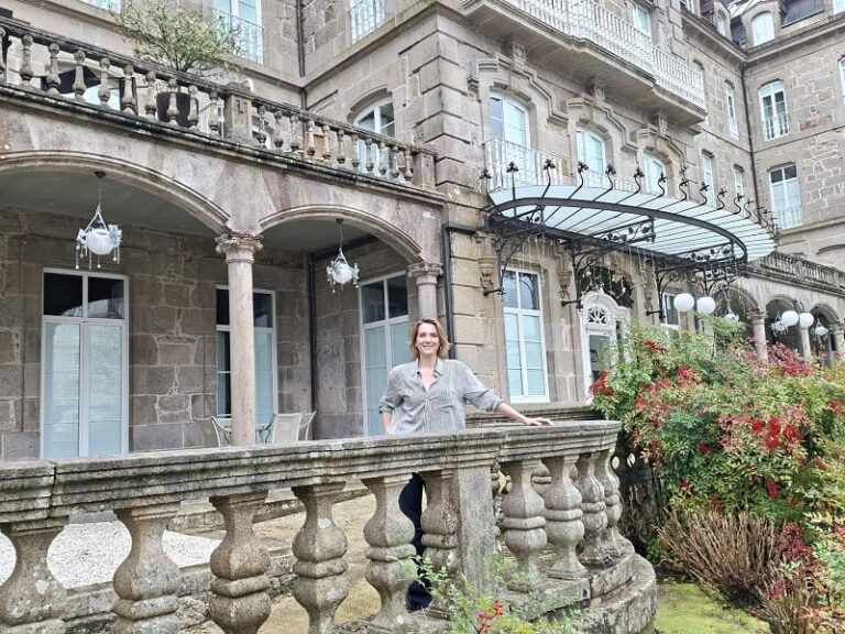 Eva Martín cumple su promesa y visita el Balneario de Mondariz durante un paréntesis en su rodaje en Vigo