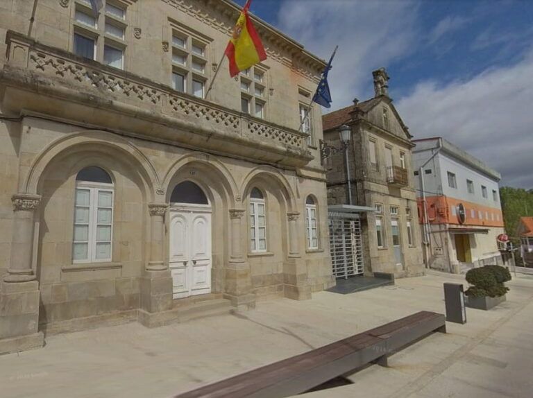 El PP de Pontecaldelas pide un pleno extraordinario para revertir la dedicación de la pareja del alcalde con sueldo municipal