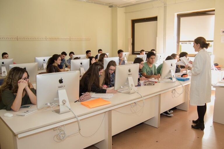 La inteligencia artificial que enseña a dar malas noticias: Vigo y Salamanca revolucionan la formación médica con un chatbot empático