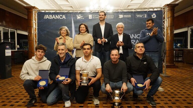 El Náutico de Vigo y Marín dominan la Regata ABANCA de vela ligera en la ría