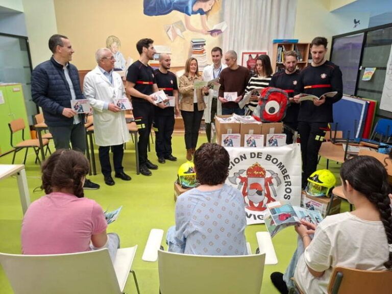 A Deputación de Pontevedra e a Asociación Bombeiros de Vigo entregan 2.000 exemplares do conto ‘Cumprindo soños’ a nenos e nenas do Hospital Álvaro Cunqueiro