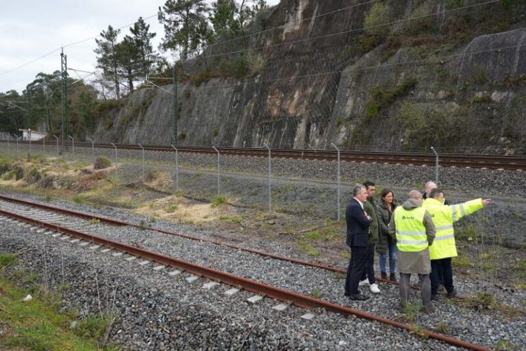 Luis López inspecciona con técnicos do Adif o trazado ferroviario en desuso que será cedido á Deputación para construír unha Vía Verde entre Arcade e Pontevedra 