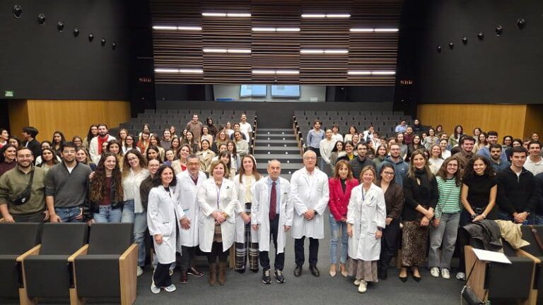 Más de 150 sanitarios se acercan a Vigo para decidir su futuro profesional en el Cunqueiro